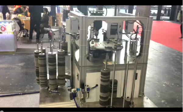 鄭州豐宏機(jī)械全自動(dòng)百葉片成型機(jī)上海五金展會(huì)現(xiàn)場工作視頻